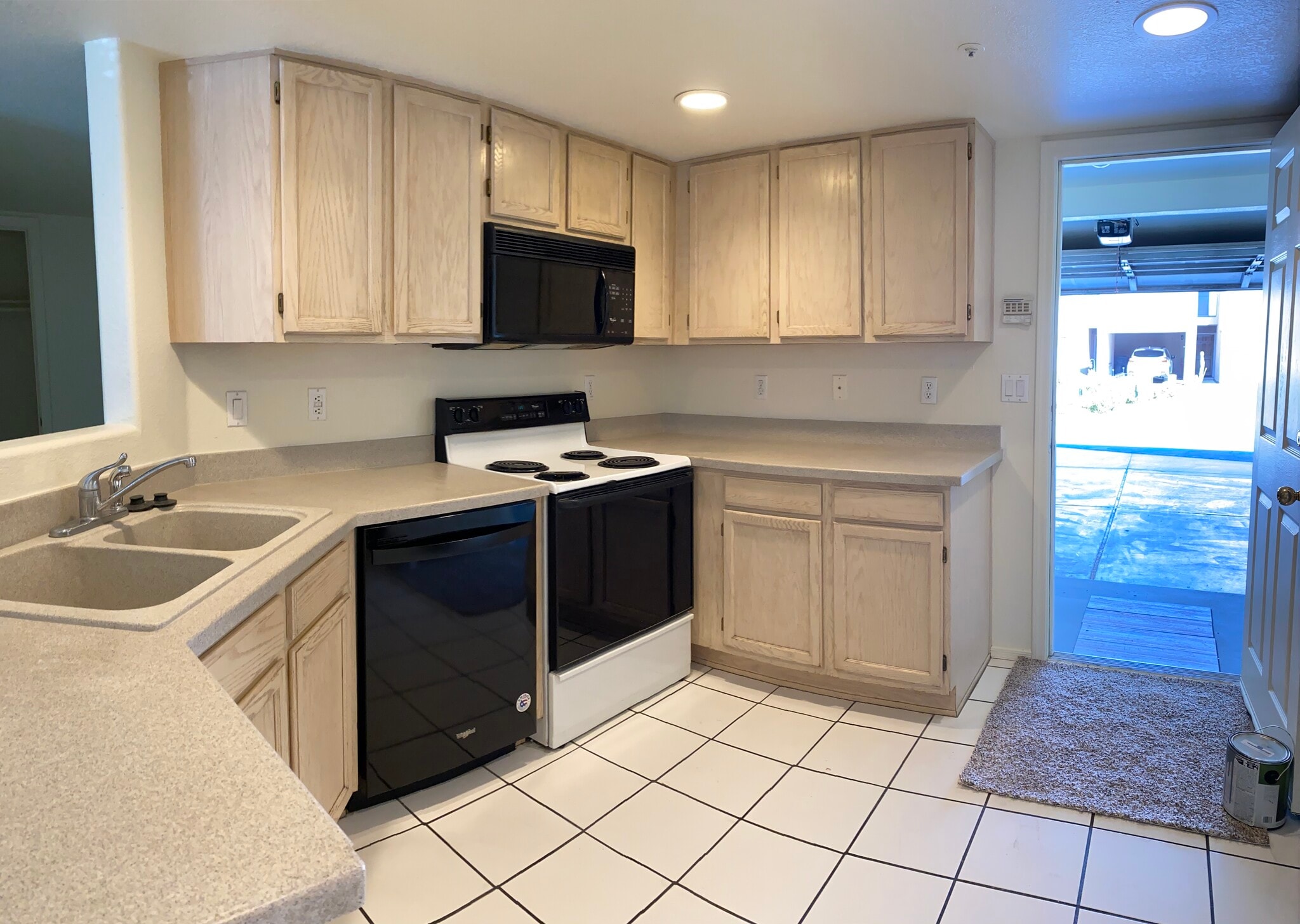 Well laid out kitchen with lots of counter and cabinet space - 3030 N Hayden Rd
