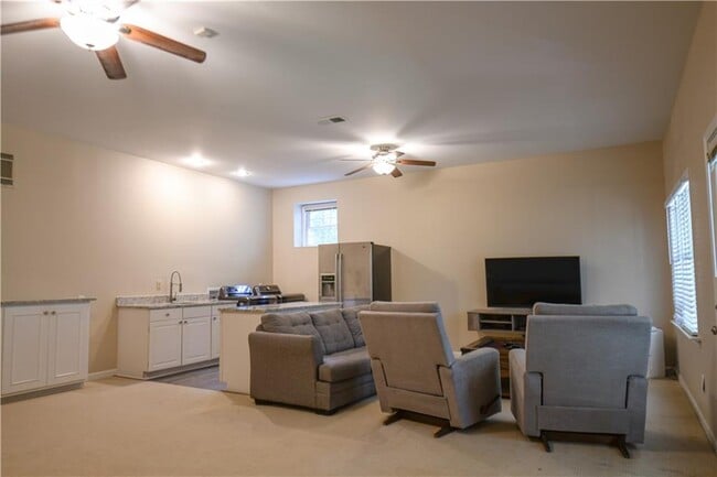 Building Photo - 304 Bridle Path