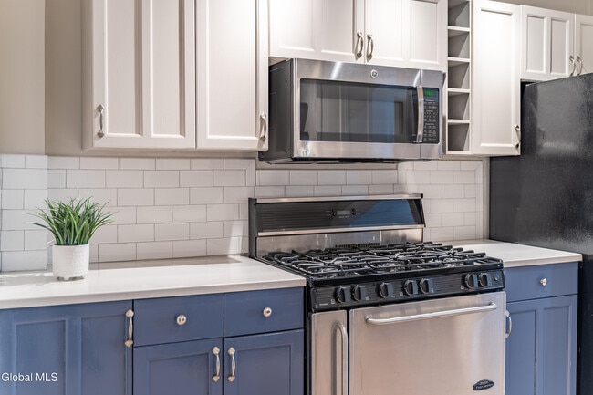 Building Photo - 323 2nd St