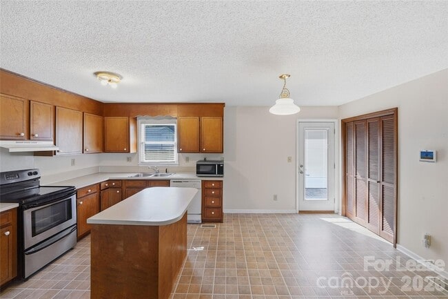 Building Photo - 1607 McFarland Dr