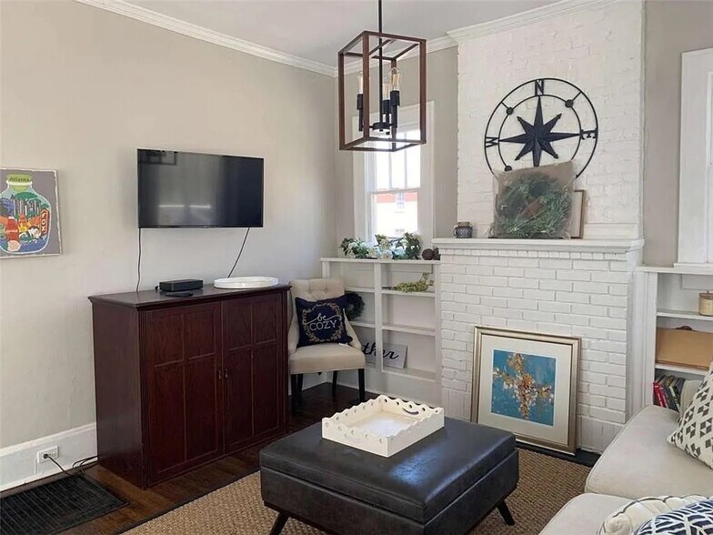 Building Photo - Room in Duplex on Jackson St