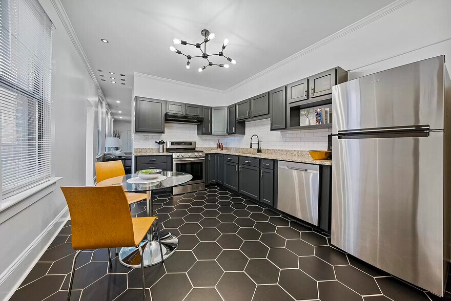 Building Photo - 854 Summit St