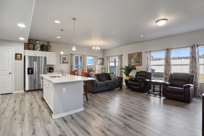 Building Photo - Modern 3-Bedroom Home for Rent in Chapel H...