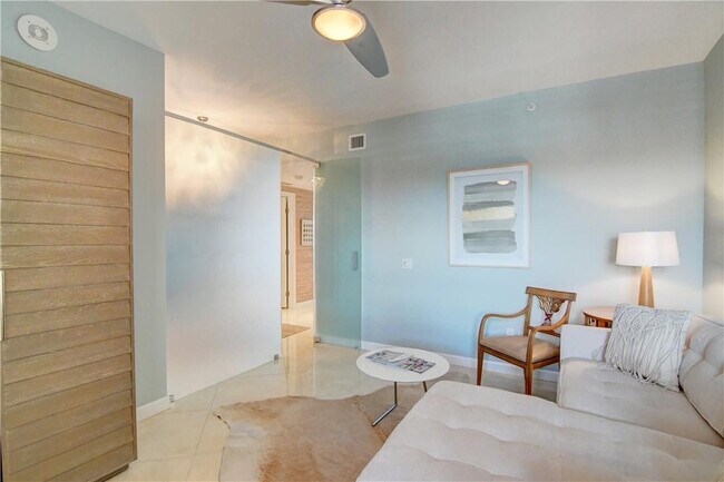 Building Photo - 2640 Lake Shore Dr