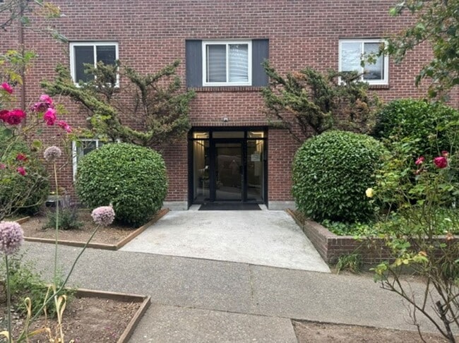 Building Photo - Lakecrest Apartments