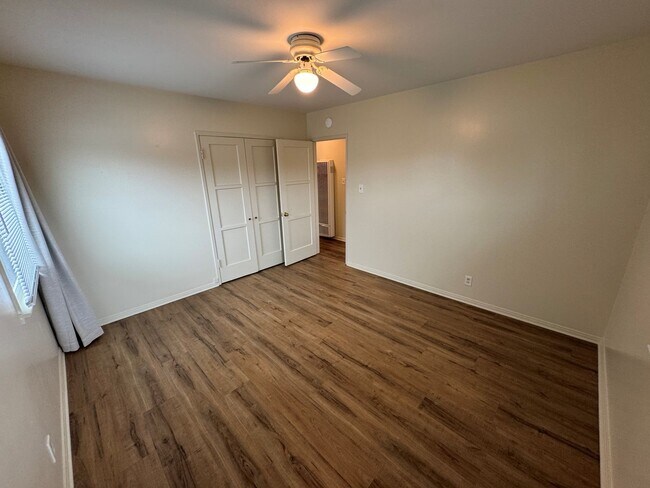 Building Photo - Quaint Midtown Home with New Wood Flooring & Large Yard!!