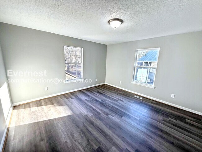 Building Photo - Limited Time Special Offer - Split your security deposit payment. 3 Bed/1 Bath Home with Fenced Y...