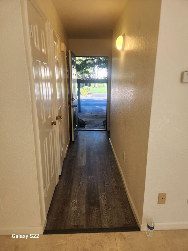 Building Photo - Beautiful two story condo in a well maintained complex, and close to everything!!