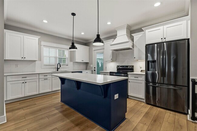 Building Photo - 633 Village Way