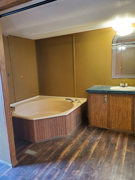 Building Photo - 415 Mooney St