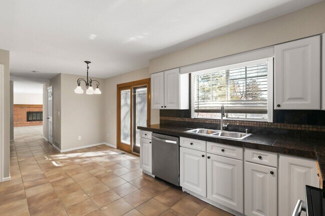 Building Photo - House in Littleton with Great Outdoor Space