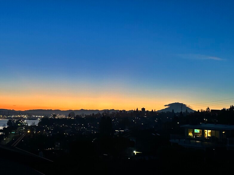 Mt. Rainier views from your Great Room & Bedroom! - 3020 N 33rd St