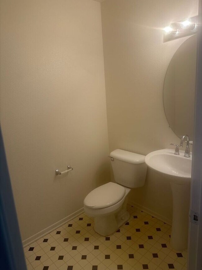 Building Photo - Spacious 3 + 2.5 Caynon Crest Home