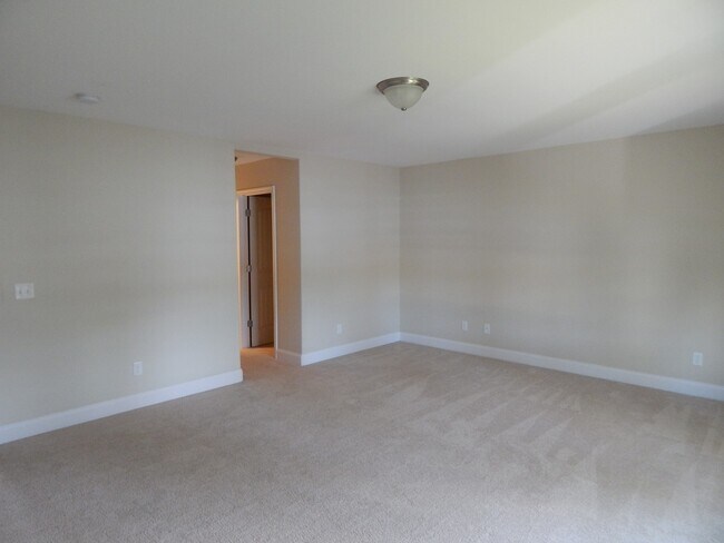 Building Photo - Spacious 6 bedroom, 4 bathroom home!