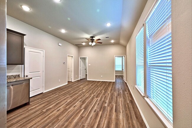 Building Photo - 11552 Persimmon St