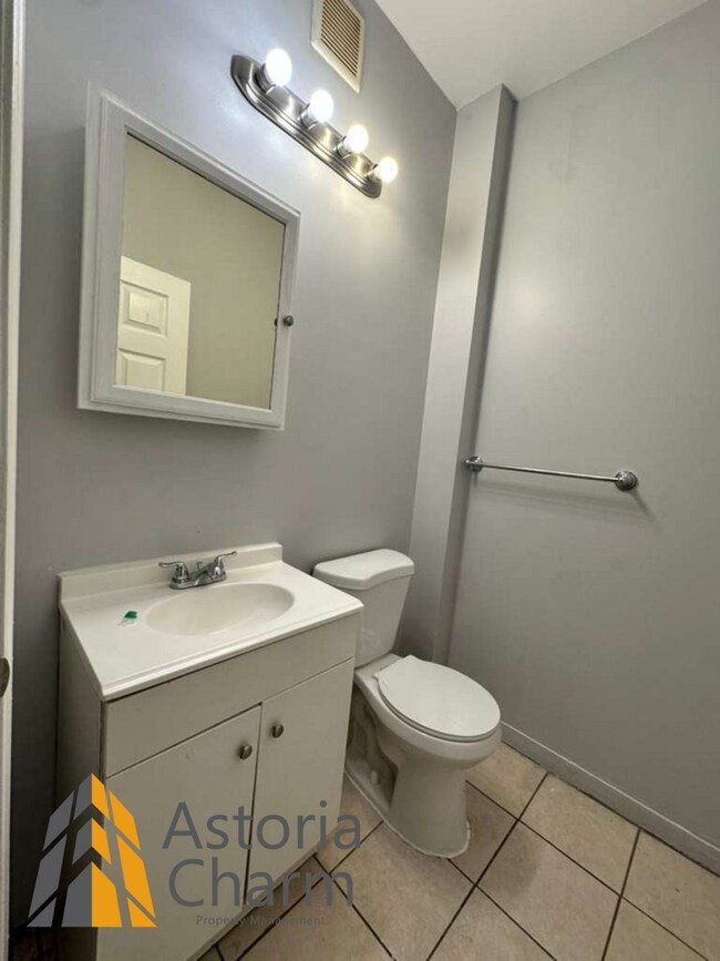 Building Photo - 3 Bedroom 1.5 Bath Spacious Bedrooms on Ashburton Street