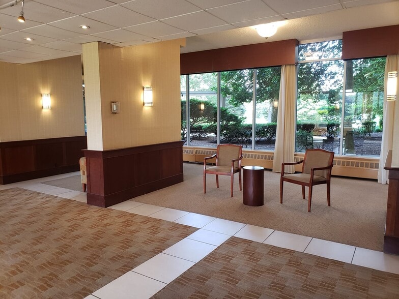 Lobby - 1030 E Lancaster Ave