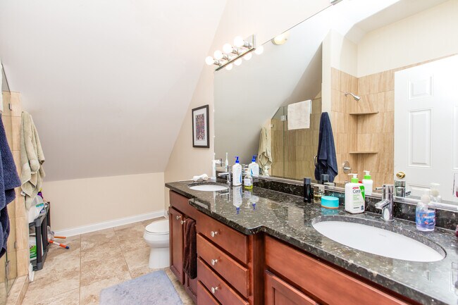 Building Photo - Massive 4bed/2bath DUPLEX in the HEART of Bucktown/Wicker Park! In-Unit Laundry! Central Air!