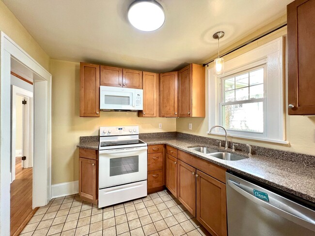 Building Photo - Charming West Asheville Home!