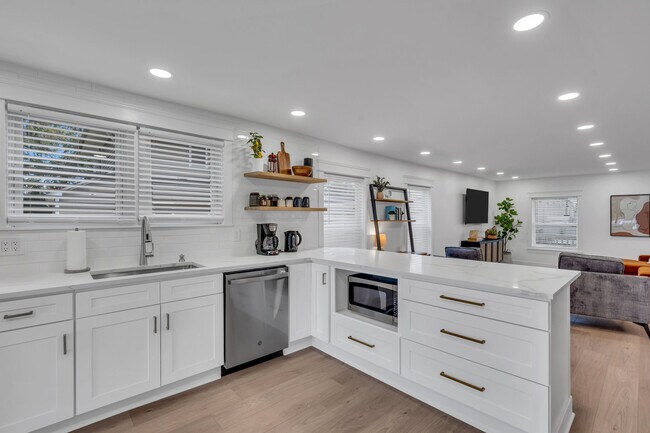 Building Photo - 1205 7th Ave