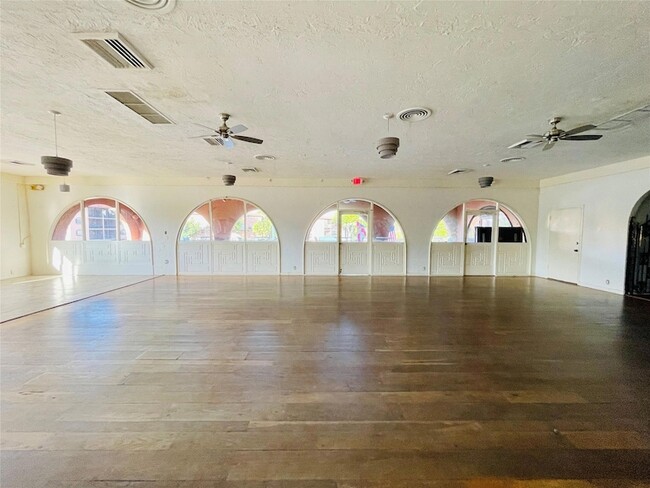Building Photo - 660 Tennis Club Dr