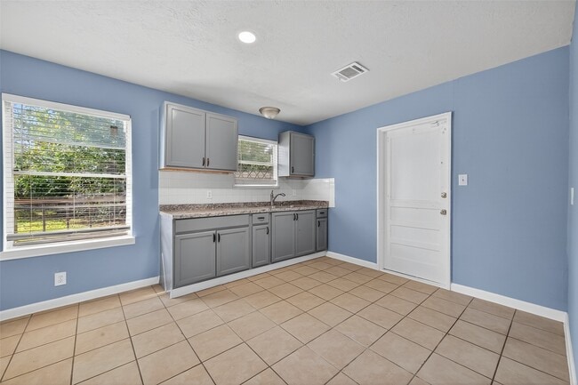 Building Photo - 5534 Thrush Dr
