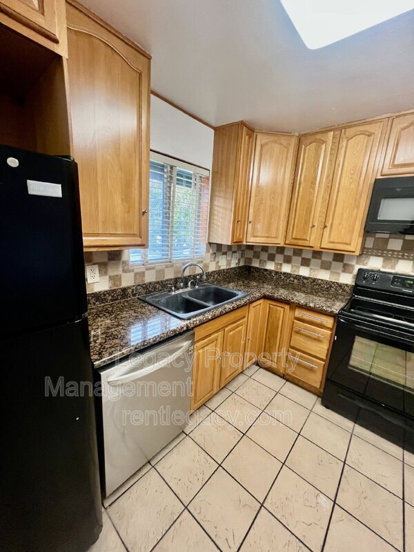 Building Photo - 280 Markham Ave