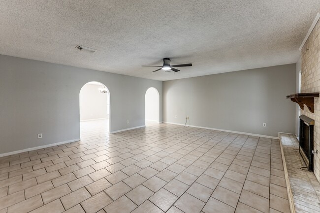 Building Photo - 1914 Rosewood Ln