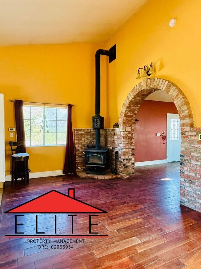 Building Photo - AVAILABLE NOW!!