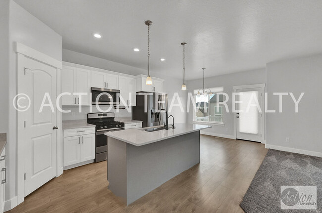 Building Photo - Mid-Row Townhome located in Bluffdale!