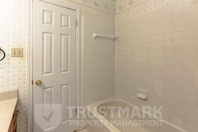 Building Photo - 800 Silver Creek Dr