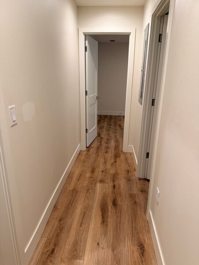 Building Photo - 4 bed/3.5 Bath Townhouse in Richmond Neigh...