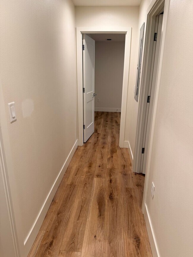 Building Photo - 4808 SE Franklin St