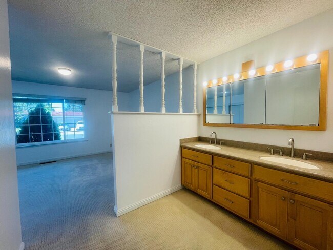 Building Photo - 1150 Stafford Dr