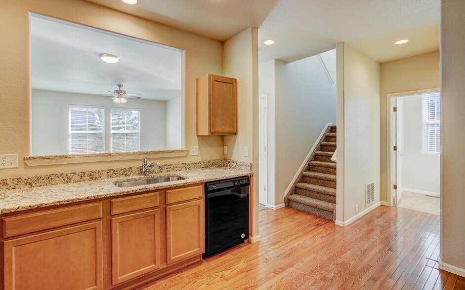 Building Photo - Granite Kitchen, Central AC, Oversized Gar...