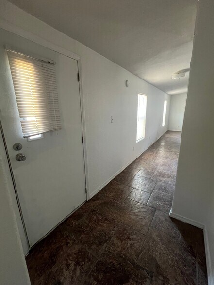Building Photo - 503 Uhland Rd