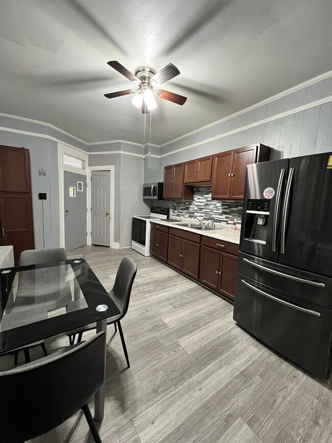 Building Photo - 5 Bedroom 1 Bath Home Available