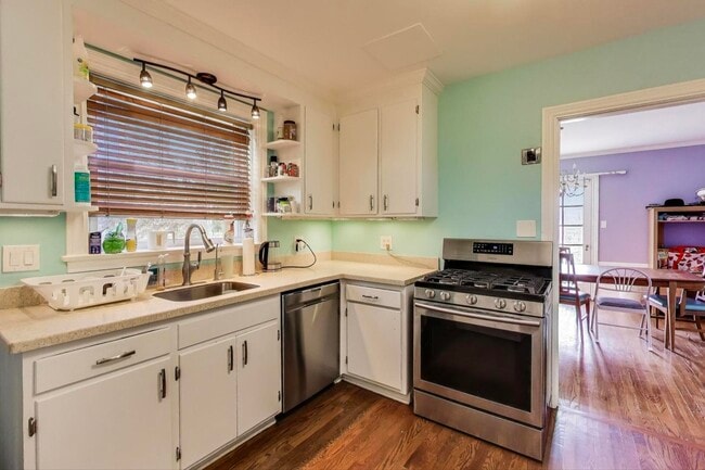 Building Photo - 4350 Bobolink Terrace