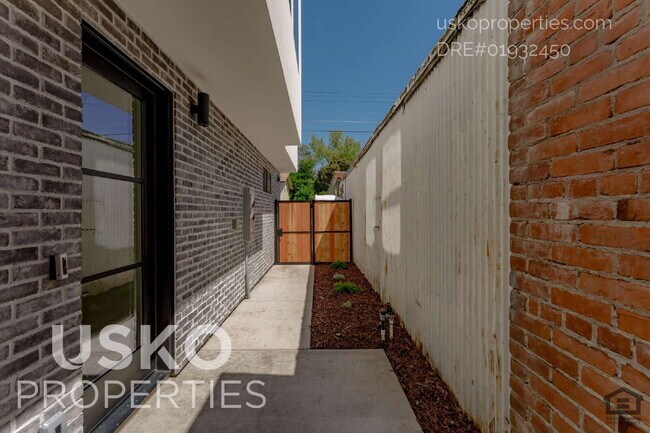 Building Photo - "Chic Urban Living: Spacious 2-Bed, 2-Bath...
