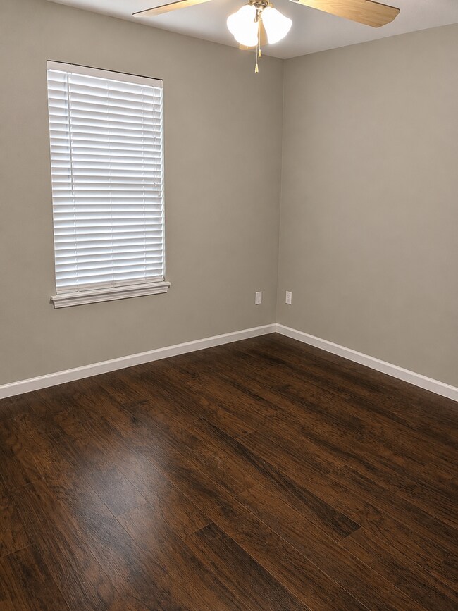 Building Photo - GORGEOUS 3 Bed 2 Bath Home