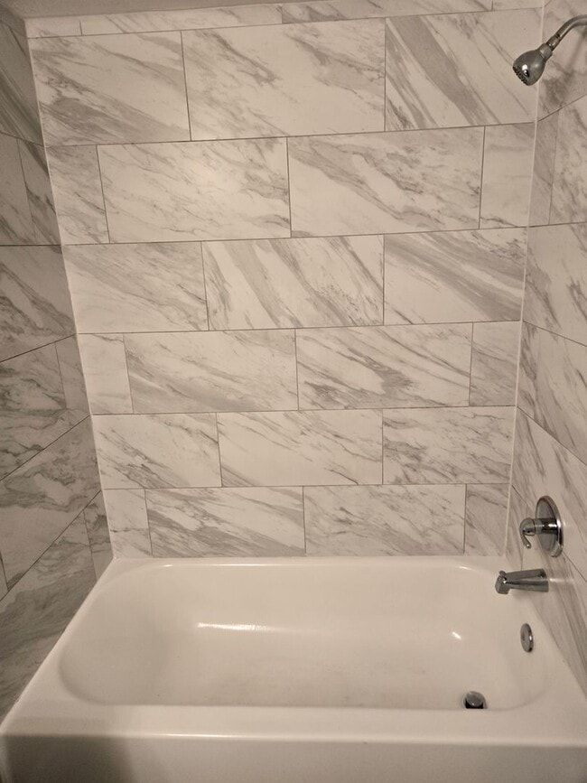 Building Photo - Fantastic and spacious 2 beds, 1.5 bath townhome in Phoenix