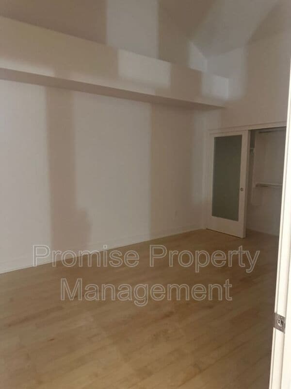 Building Photo - 12837 Moorpark St