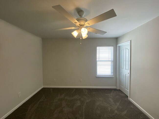 Building Photo - 115 N Field Dr