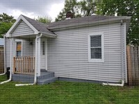 Building Photo - Buena 702