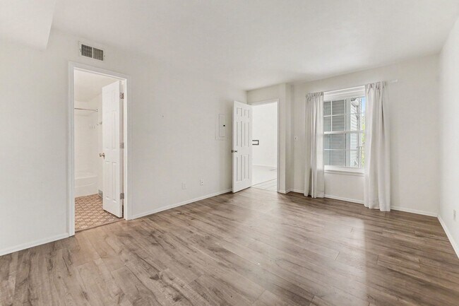 Building Photo - Bright Top-Floor 2 Bed, 2 Bath Condo with Loft & Vaulted Ceilings