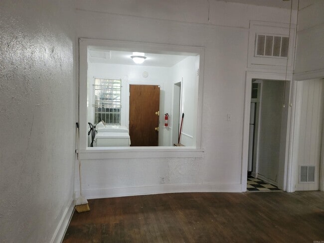 Building Photo - 408 W 9th St