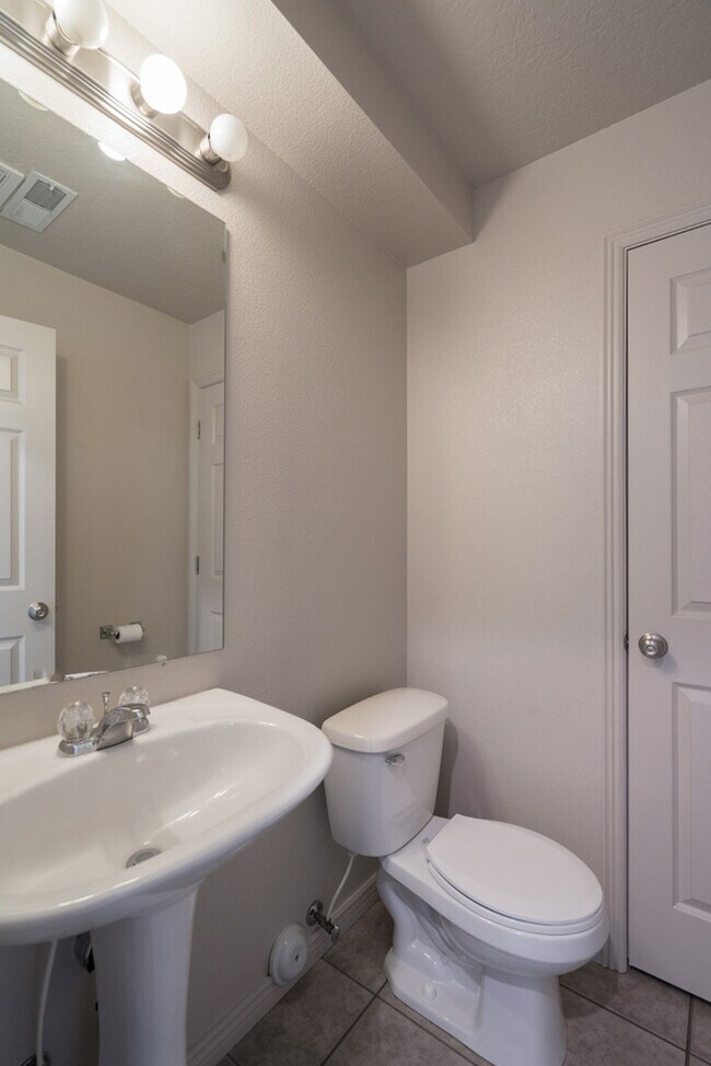 Building Photo - 3155 S Hidden Valley Dr