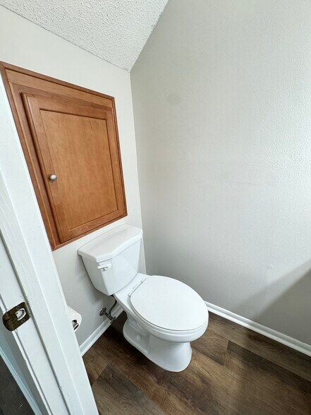 Building Photo - 610 Casa Park Court O