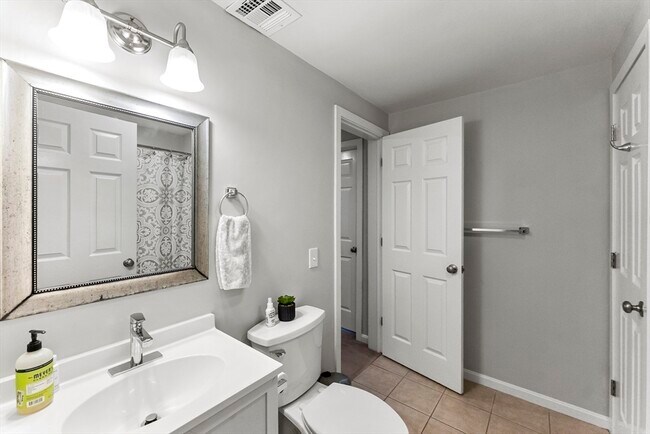 Building Photo - 18 Westcliff Dr