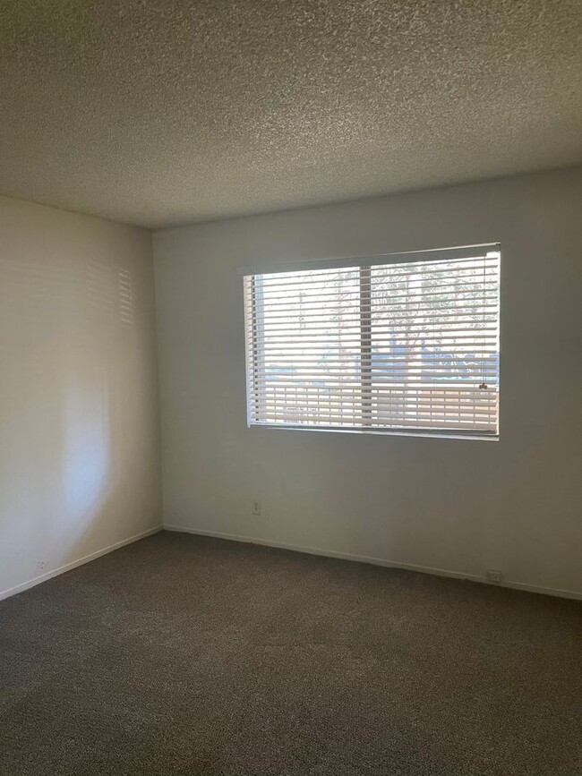 Building Photo - 2 bedroom, 1 bath condo (located on second...